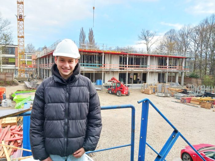 Nachwuchs im Anmarsch: Ein begeisterter Schüler-Praktikant auf der Baustelle des Klenze-Gymnasiums