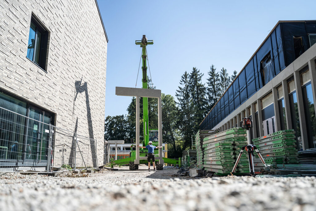 ERDING: Fassaden-Montage an der Mehrzweckhalle am Lodererplatz