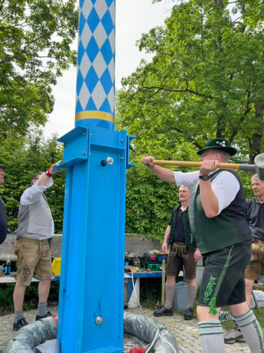 Gratulation: Der Maibaum in Eglharting steht!