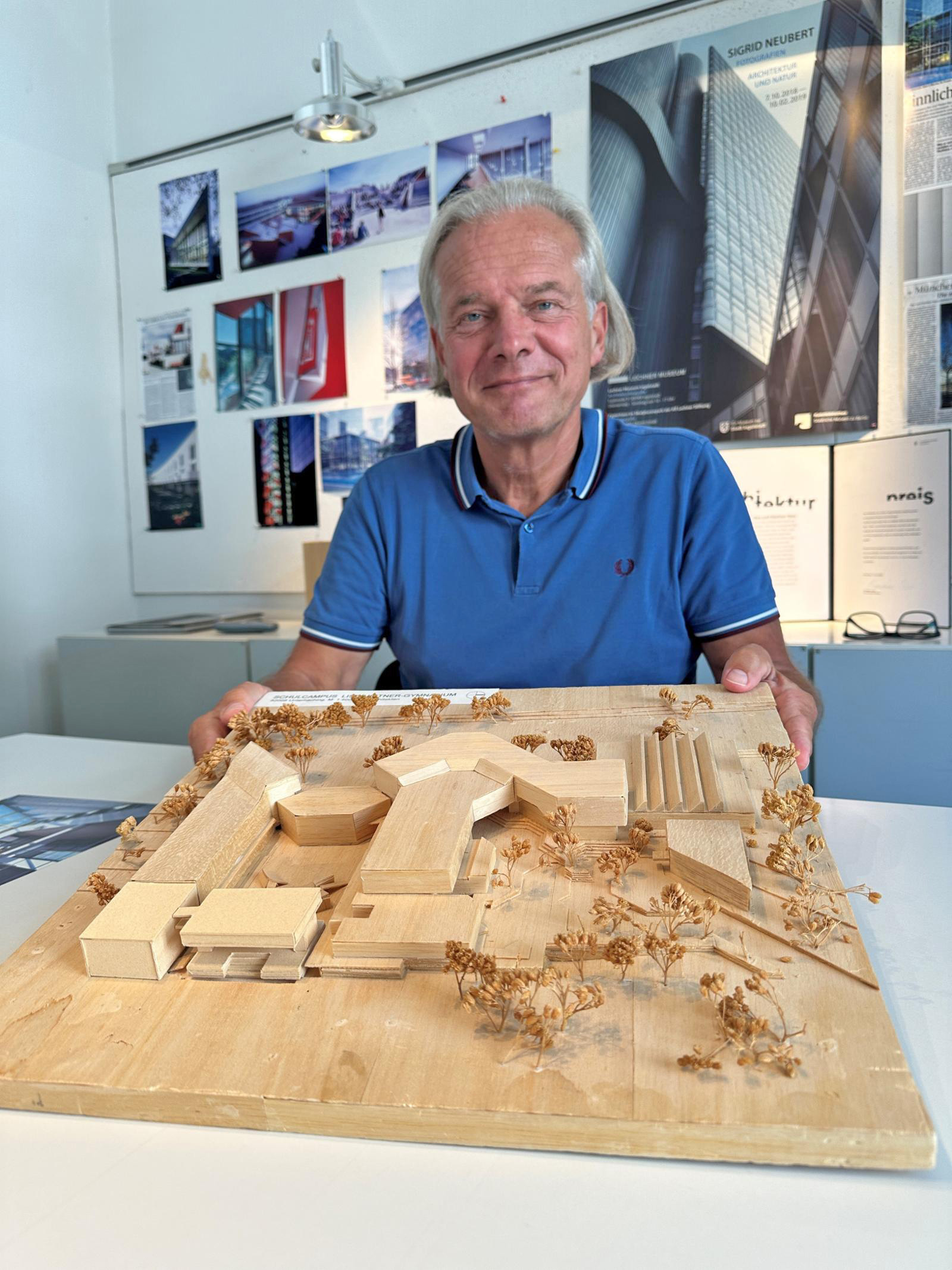  architekt oliver betz mit dem modell vom lise meitner gymnasium unterhaching ofph web