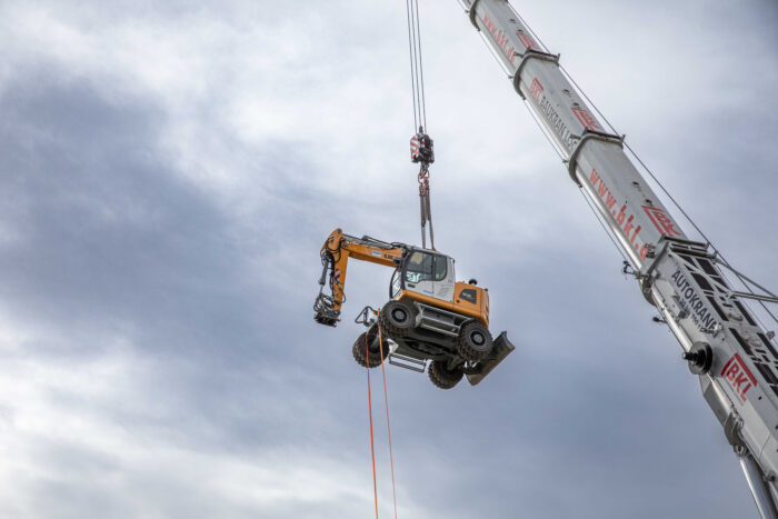 Kanalbau in Action: Der Film zum fliegenden Bagger!