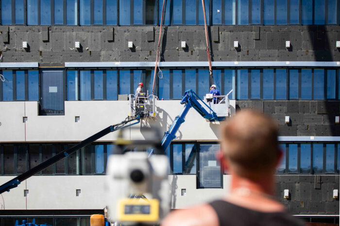 Digitalbau Technische Hochschule Ingolstadt: Fertigteilmontage der Architekturbetonfassade