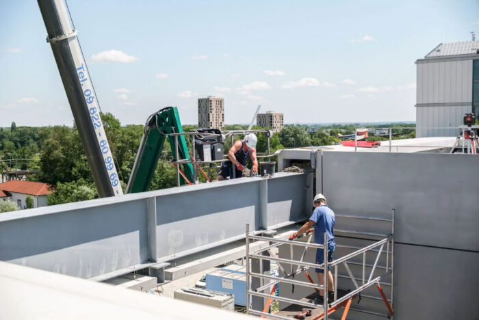 TH Ingolstadt: Architekturbeton – Fertigteilmontage auf dem Dach