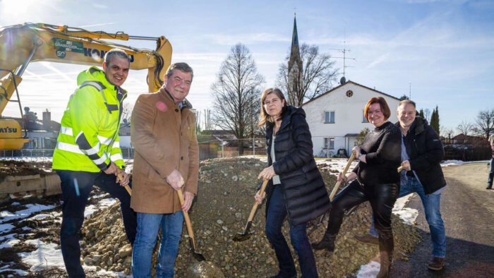 Spatenstich beim Bauprojekt Kinderhaus Hohenlinden
