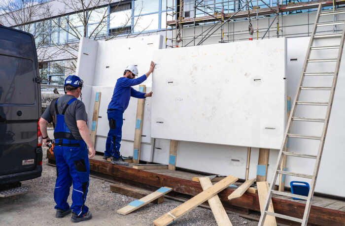 Unterhaching: Lise-Meitner-Gymnasium – Neuigkeiten im März & April 2026 – Fassadenmontage mit Unikaten